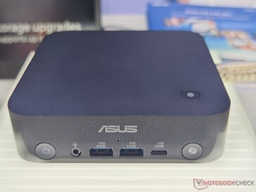 Asus ExpertCenter PN54 voorpoorten (bron: Notebookcheck)