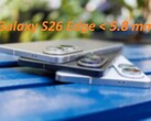 De Galaxy S26 Edge is naar verluidt 5% dunner dan de Galaxy S25 Edge die hier is afgebeeld. (Afbeelding bron: Notebookcheck, bewerkt)