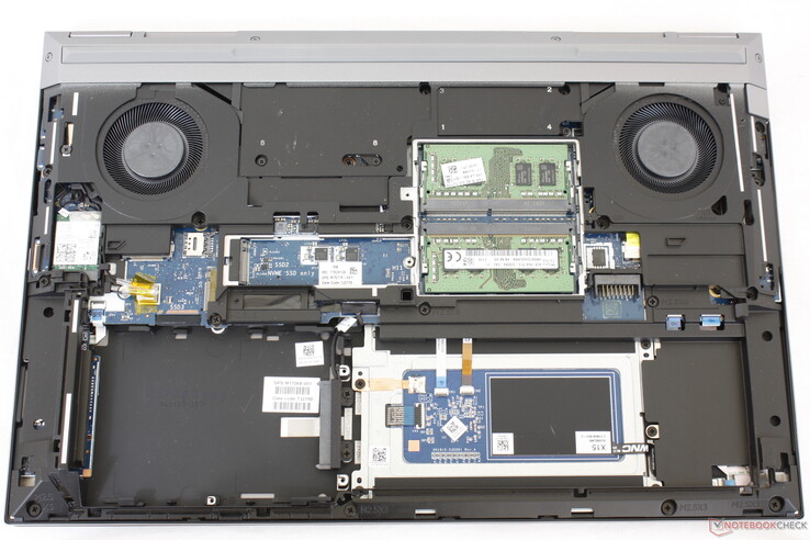 De batterij en metalen platen zijn verwijderd om twee van de vier SODIMM-sleuven, twee M.2-sleuven en een 2,5-inch SATA III-sleuf zichtbaar te maken