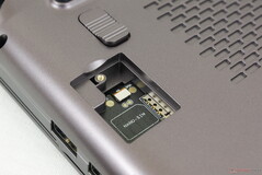 Gebruikers kunnen een Nano-SIM kaart plaatsen via een gemakkelijk verwijderbaar luikje aan de onderkant