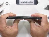 De Pixel 6a overleefde de duurzaamheidstests van JerryRigEverything, mede dankzij het aluminium frame. (Afbeelding bron: JerryRigEverything)