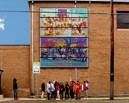 Zonnepaneel muurschildering die de geschiedenis van de gemeenschap viert in samenwerking met JT Brackenridge Elementary School (artiest: Adriana Garcia, foto: Antonia Padilla)