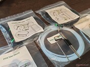 De kabels en slangen zijn voorzien van labels en er worden gedrukte instructies meegeleverd