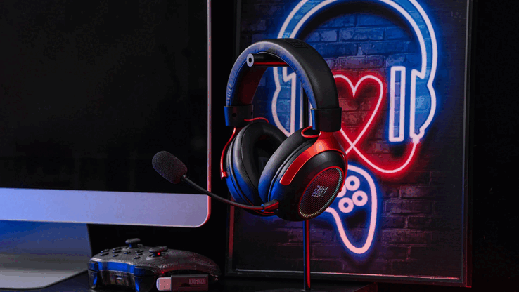 De headset beschikt over aanpasbare RGB-verlichting en biedt een batterijduur van maximaal 70 uur wanneer de verlichting is uitgeschakeld.