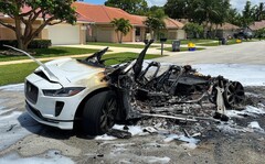 De van oorsprong witte Jaguar I-Pace was na de brand nauwelijks meer te herkennen (Image: Gonzalo Salazar)