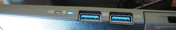 rechts: 2x USB-A
