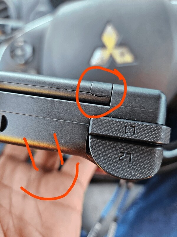 Een Retroid Pocket Flip 2 met een gebarsten scharnier. (Afbeeldingsbron: Reddit/sch_linear)