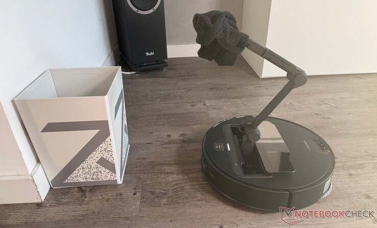 De OmniGrip robotarm in actie bij het opruimen van een sok