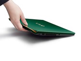 De vernieuwde Vaio SX14-R laptop in Deep Emerald biedt snellere AI-verwerkingskracht in een koolstofvezel behuizing van minder dan 1 kg.