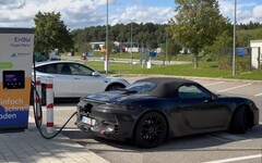 Porsche's aankomende Boxster EV heeft een eigenaardige locatie voor de oplaadpoort die wel eens heel handig zou kunnen zijn. (Afbeelding bron: @Strombock op Twitter - bewerkt)