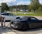 Porsche's aankomende Boxster EV heeft een eigenaardige locatie voor de oplaadpoort die wel eens heel handig zou kunnen zijn. (Afbeelding bron: @Strombock op Twitter - bewerkt)