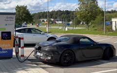 Porsche&#039;s aankomende Boxster EV heeft een eigenaardige locatie voor de oplaadpoort die wel eens heel handig zou kunnen zijn. (Afbeelding bron: @Strombock op Twitter - bewerkt)