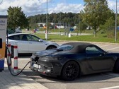 Porsche's aankomende Boxster EV heeft een eigenaardige locatie voor de oplaadpoort die wel eens heel handig zou kunnen zijn. (Afbeelding bron: @Strombock op Twitter - bewerkt)
