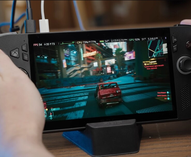 ASUS ROG Ally X draait Cyberpunk 2077 en toont in-game prestatiecijfers zoals FPS, CPU en GPU-gebruik op het scherm. (Afbeelding bron: Dawid Does Tech Stuff)