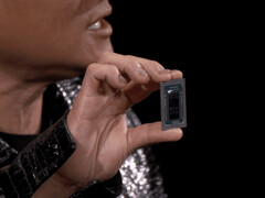 Jensen Huang houdt de Nvidia GB10 omhoog tijdens CES 2025. (Afbeeldingsbron: Hardware Luxx)