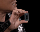 Jensen Huang houdt de Nvidia GB10 omhoog tijdens CES 2025. (Afbeeldingsbron: Hardware Luxx)