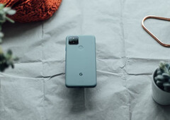 De Pixel 5a is de laatste van Google's niet-Tensor smartphones die regelmatig software-updates ontvangt, Pixel 5 afgebeeld. (Afbeeldingsbron: Jonas Elia)