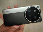 De Xiaomi 15 Ultra heeft een nog grotere camerabehuizing dan zijn voorganger. (Afbeeldingsbron: Weibo)