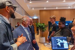Tim Cook met koning Charles III op het hoofdkantoor van Apple in Battersea Power Station