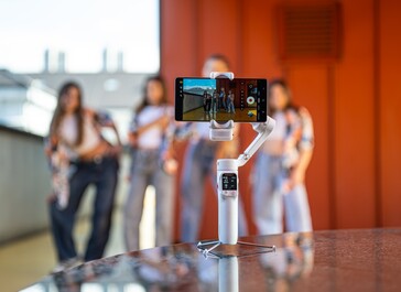 De Hohem V3 Ultra smartphone gimbal in arctisch wit (Afbeelding bron: Hohem)