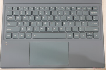 Verlichte toetsenbordbasis. De twee LED's linksonder zijn voor opladen en caps lock