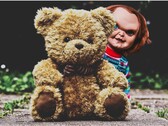 FoloToy's teddybeer "Kumma" is ook bekend als "ChuckyGPT" op Reddit. (Afbeeldingsbron: Erik Mclean/Pexels / Alexas_Fotos/Pixabay)