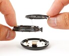 Met de Google Pixel Watch 4 is het vervangen van de batterij een fluitje van een cent. (Afbeeldingsbron: iFixit)