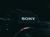 Een close-up van het Sony-logo op een camera.