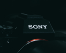 Een close-up van het Sony-logo op een camera.
