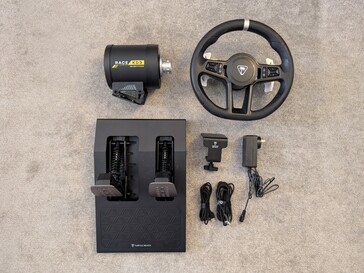VelocityOne Race KD3 wielbasis, stuur, pedalen, bureauklem, stroomadapter en kabels.