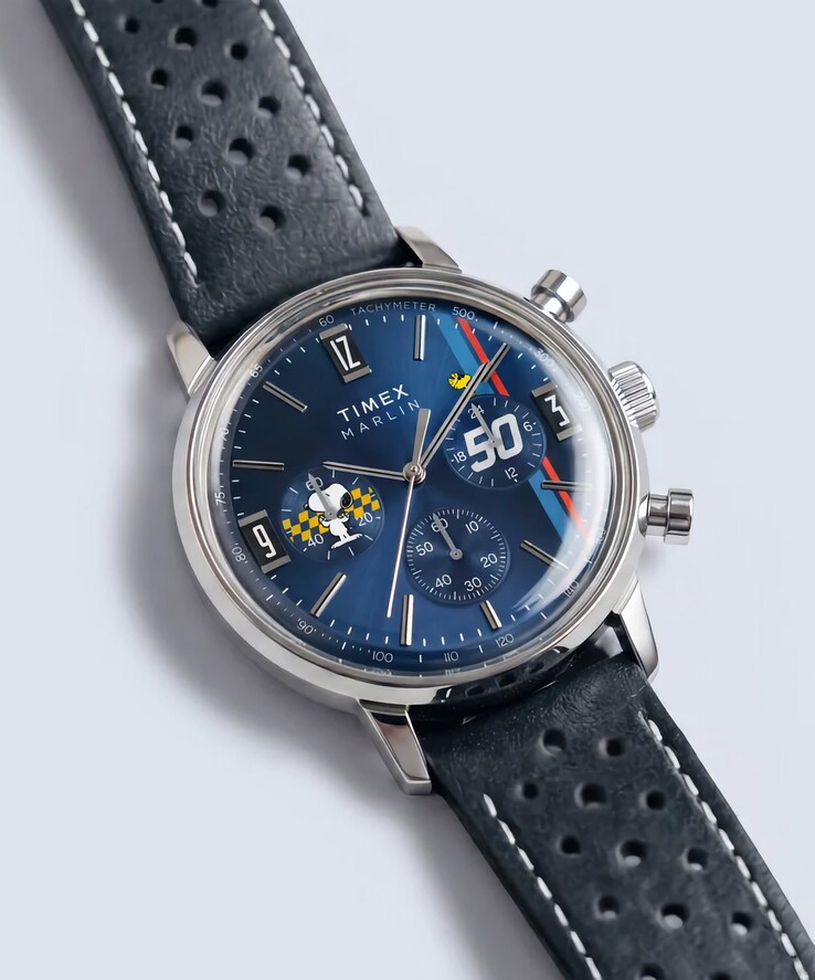 De Timex Peanuts x Marlin Chronograph, gefotografeerd vanuit een hoek, met zijn gepolijste roestvrijstalen kast, blauwe wijzerplaat met zonnestraalpatroon en geperforeerde blauwe leren band.