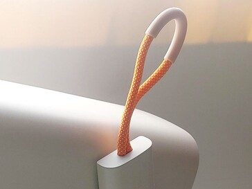 De Yaber T1 Pro heeft een riem met siliconencoating om hem gemakkelijk mee te nemen. (Afbeeldingsbron: Notebookcheck)
