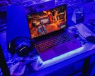 Een gaming-laptop opgesteld onder blauwe verlichting op een demostation, waarop een game wordt uitgevoerd (Afbeelding bron: Pexels / Bertellifotografia)