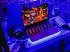 Een gaming-laptop opgesteld onder blauwe verlichting op een demostation, waarop een game wordt uitgevoerd (Afbeelding bron: Pexels / Bertellifotografia)