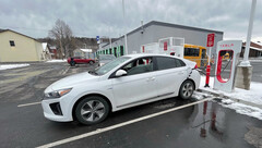 Hyundai Ioniq 5 bij een Supercharger (foto: fiehlsport/YT)