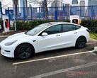 Tesla Model 3 bij een Supercharger-station. (Afbeeldingsbron: Notebookcheck)