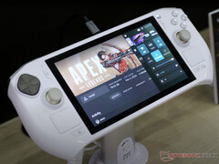 Zotac heeft zijn tweede generatie Zone gaming handheld opnieuw getoond in een witte en gouden afwerking. (Afbeeldingsbron: Notebookcheck)