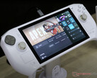 Zotac heeft zijn tweede generatie Zone gaming handheld opnieuw getoond in een witte en gouden afwerking. (Afbeeldingsbron: Notebookcheck)