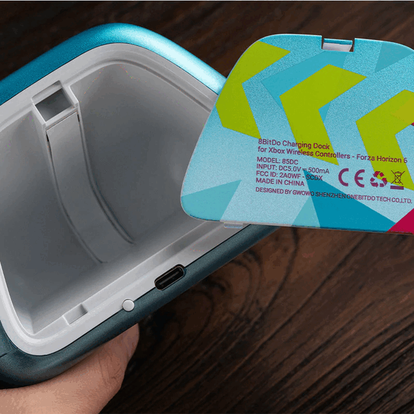 Het 8BitDo oplaaddock heeft een opbergvak voor kleine accessoires voor een Xbox-controller.