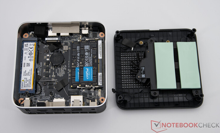 Minisforum AI X1 met open onderkant