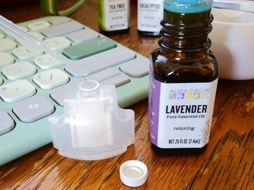 Voeg minder druppels aromatische oliën toe om de geursterkte te verminderen. (Afbeeldingsbron: Notebookcheck)