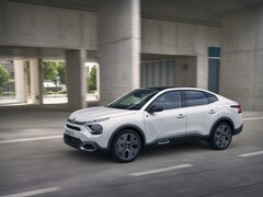 De Citroën ë-C4 X heeft een actieradius van 223 mijl (~359 km). (Afbeelding bron: Citroën)