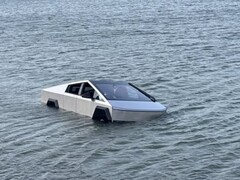 Een Tesla Cybertruck moest uit Grapevine Lake in Texas worden geborgen na een mislukte Wade Mode-test.