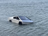 Een Tesla Cybertruck moest uit Grapevine Lake in Texas worden geborgen na een mislukte Wade Mode-test.