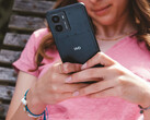 Een promotionele afbeelding voor HMD's Fusion smartphone waarop de telefoon in de handen van een vrouw te zien is met een close-up van het HMD-logo op de achterkant. (Afbeelding Bron: HMD)