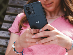 Een promotionele afbeelding voor HMD&#039;s Fusion smartphone waarop de telefoon in de handen van een vrouw te zien is met een close-up van het HMD-logo op de achterkant. (Afbeelding Bron: HMD)