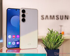 De Galaxy S25 FE heeft een vertrouwde ontwerptaal en relatief dunne schermranden. (Afbeelding bron: Notebookcheck)