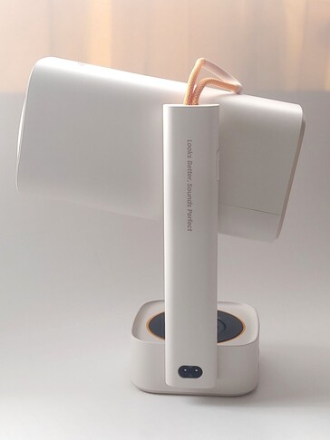 Het asymmetrische, topzware ontwerp van de Yaber T1 Pro zorgt ervoor dat hij gemakkelijk naar voren kantelt als er per ongeluk op wordt geduwd. (Afbeeldingsbron: Notebookcheck)