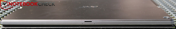 Bovenrand: Micro-SD slot & microfoon