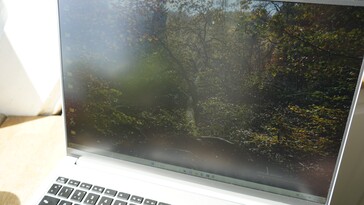 Werken in de zon is mogelijk met het matte scherm.